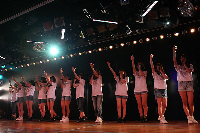AKB48劇場の特別公演で「掌が語ること」を歌うメンバーたち
