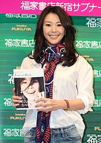 初のファッション本をPRする知花くらら