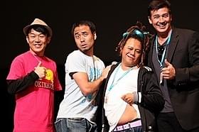 司会の女性にプロポーズしたウドマナーク監督(右から2人目)「サラネアおせっかい」