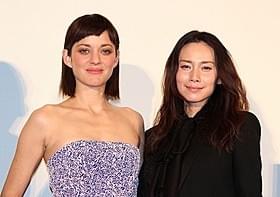 マリオン・コティヤールと中谷美紀「君と歩く世界」
