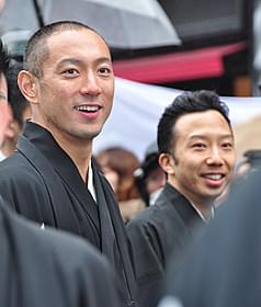 パレードで笑顔を見せた市川海老蔵