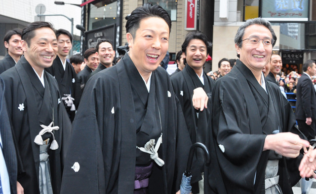 歌舞伎俳優63人の銀座練り歩きに3万2000人が歓声！
