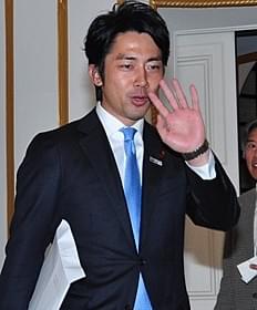 立ち去る小泉進次郎議員「リンカーン」