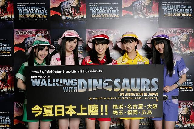 ももクロ、恐竜とコラボ 「WALKING WITH DINOSAURS」ダイナソーサポーターに