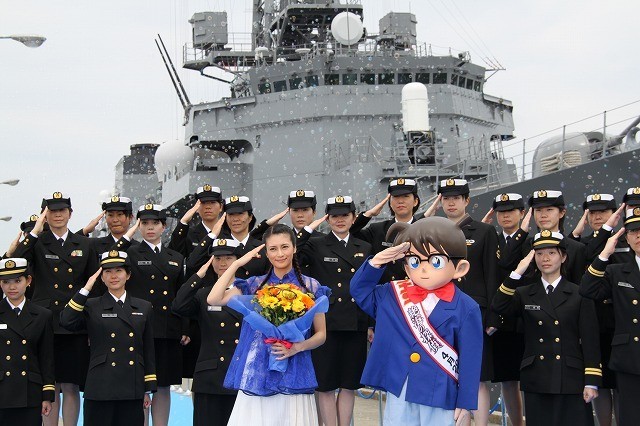 海上自衛隊横須賀基地でのセレモニーに出席した柴咲コウ