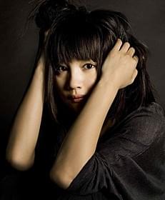 主題歌を担当する新山詩織「絶叫学級」