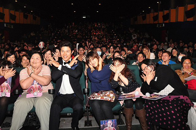 「変態仮面」台湾のプレミア上映で爆笑の渦 主演の鈴木亮平も大満足