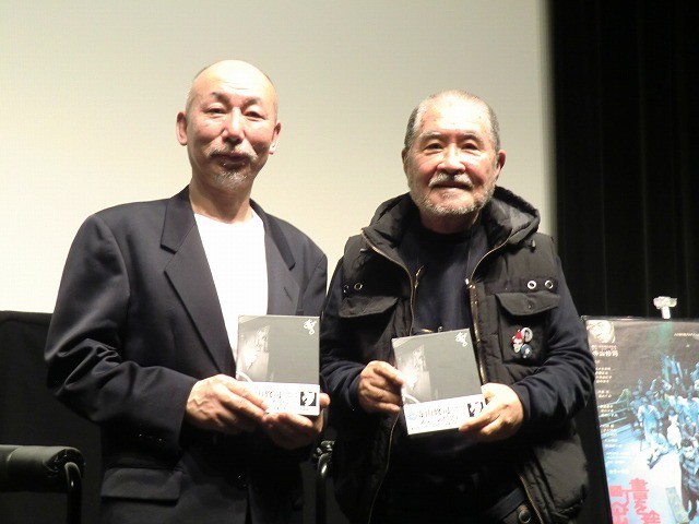「書を捨てよ町へ出よう」主演の佐々木英明（左）と撮影監督の鋤田正義
