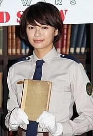 貴重な本を手に緊張気味の榮倉奈々「図書館戦争」