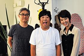 第1話に参加した堤監督、日村、剛力の3ショット「20世紀少年」