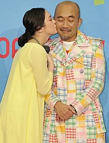貫地谷しほりが竹中直人に感謝のキス「くちづけ」