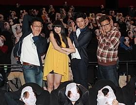 特製パンティをかぶった観客と記念撮影「HK 変態仮面」