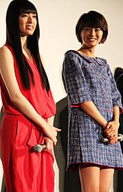 「図書館戦争」初日挨拶に立った 榮倉奈々(右)と栗山千明「図書館戦争」