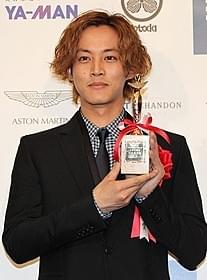授賞式に滑り込みで間に合った松坂桃李「今日、恋をはじめます」