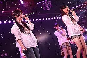 3000回目のステージに立った1期生・峯岸(左)、 14期生・西野未姫(右)ら