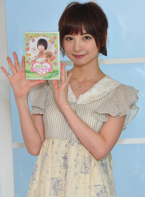 「麻里子さまのおりこうさま」DVDをPRする篠田麻里子