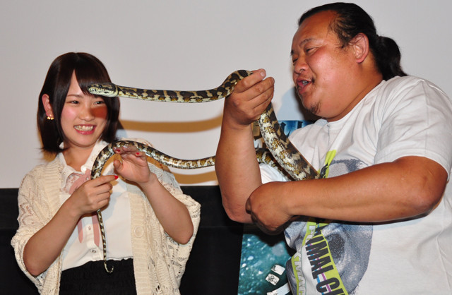 AKB48川栄李奈、ヘビに触って「ヘビみたい！」とおバカコメント連発