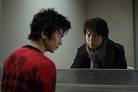 上川演じる二流小説家(右)が、武田扮する死刑囚(左) と出会ったことから再び惨劇が起こる「二流小説家 シリアリスト」