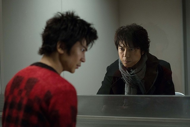 上川演じる二流小説家（右）が、武田扮する死刑囚（左） と出会ったことから再び惨劇が起こる