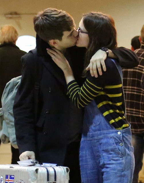 フランスの空港で夫とキスを交わすナイトレイ