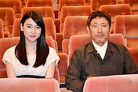 「旅立ちの島唄 十五の春」で共演した 三吉彩花と小林薫「旅立ちの島唄 十五の春」