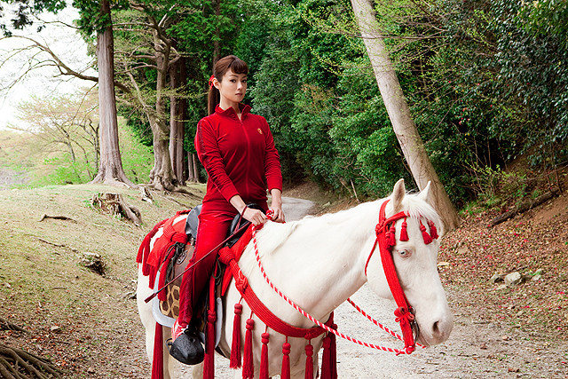 深田恭子、赤ジャージで白馬に 「偉大なる、しゅららぼん」グレート清子役 - 画像1