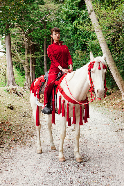 深田恭子、赤ジャージで白馬に 「偉大なる、しゅららぼん」グレート清子役 - 画像2