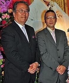 上原徹監督(左)と加藤和也氏「川の流れのように」