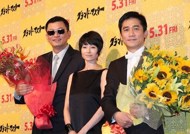 （左から）ウォン・カーウァイ監督、真木よう子、トニー・レオン