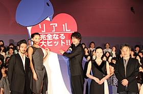 佐藤健、綾瀬はるから豪華キャストが登壇で 場内のボルテージは最高潮「リアル 完全なる首長竜の日」