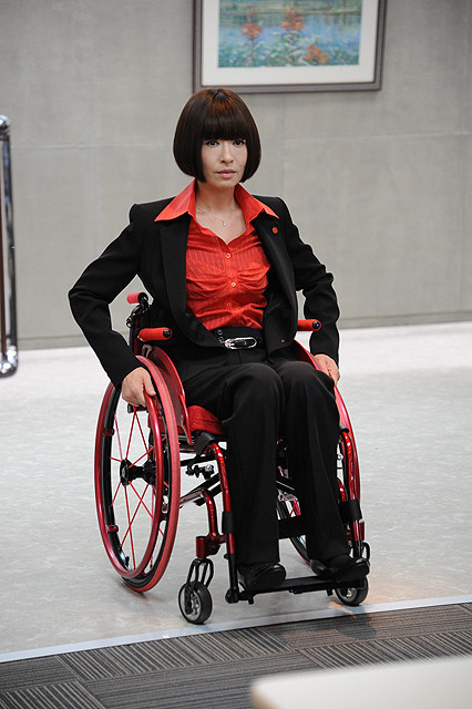 劇場版「ATARU」で車椅子の管理官を演じる松雪泰子