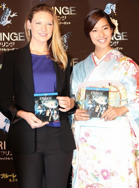 「FRINGE」主演のアナ・トーブが初来日！すみれ、振袖姿で歓迎 - 画像1