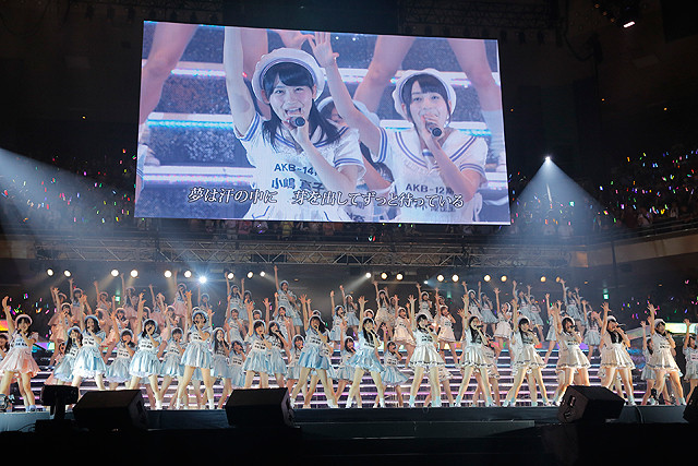 AKB48グループ研究生103人、単独武道館コンサートでフレッシュな魅力全開