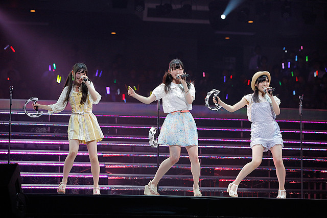 AKB48グループ研究生103人、単独武道館コンサートでフレッシュな魅力全開