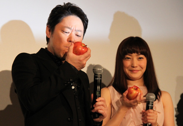 阿部サダヲ“奇跡のリンゴ”初体験に「うんめえ～！」 妻・菅野美穂ニッコリ