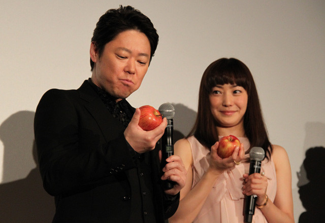 阿部サダヲ“奇跡のリンゴ”初体験に「うんめえ～！」 妻・菅野美穂ニッコリ - 画像5