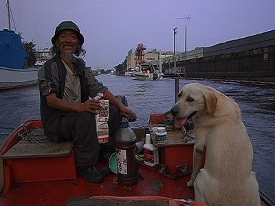 多摩川河口で犬と共に捨てられた船に住む老人を追ったドキュメンタリー　予告公開