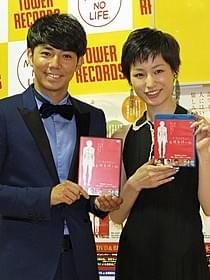 恋人役で共演した「ピース」綾部祐二と平田薫「R-18文学賞 vol.1 自縄自縛の私」