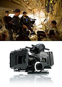 シャマラン監督の撮影風景(上)と デジタルカメラ「CineAlta F65」(下)「アフター・アース」