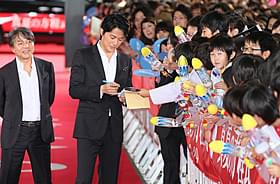 チビッ子ファンと触れ合う福山雅治「真夏の方程式」