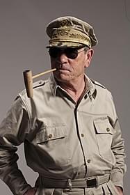 マッカーサー元帥を演じるトミー・リー・ジョーンズ「終戦のエンペラー」