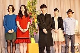 映画は謎の花に翻ろうされる男女を描くファンタジー「シャニダールの花」