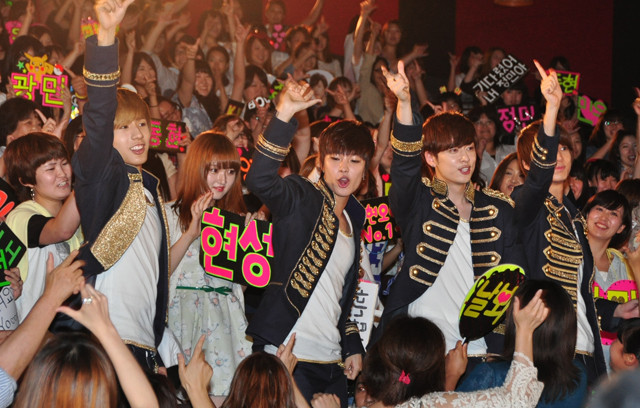 韓流グループ「BOYFRIEND」、ファンと一緒にダンスも客席でもみくちゃ - 画像6