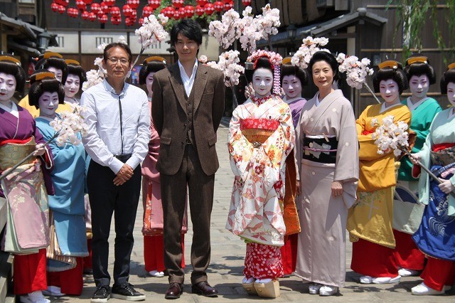 （左から）周防正行監督、長谷川博己、上白石萌音、富司純子