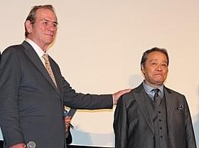 「終戦のエンペラー」で共演した 西田敏行とトミー・リー・ジョーンズ「終戦のエンペラー」