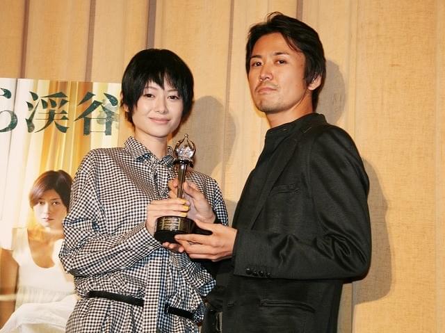 真木よう子＆大西信満、モスクワ映画祭トロフィーを観客にお披露目