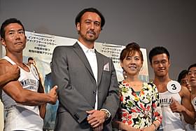 映画イベント初挑戦の闘莉王選手(中央)と、ご満悦の高橋真麻(右)「ホワイトハウス・ダウン」