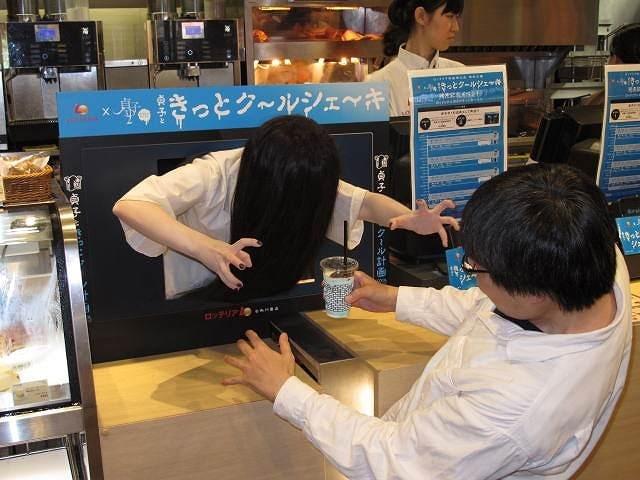 きっとク～ル…貞子、猛暑の池袋でロッテリア1日店長！コラボシェーキをPR