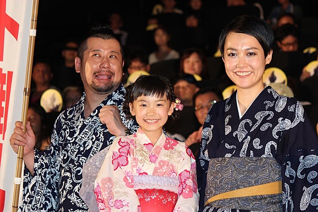 浴衣姿で舞台挨拶に立った（左から） ケンドーコバヤシ、芦田愛菜ちゃん、菊地凛子