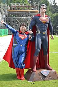 快挙達成にスーパーマンフィギュアとご満悦の渡辺「マン・オブ・スティール」